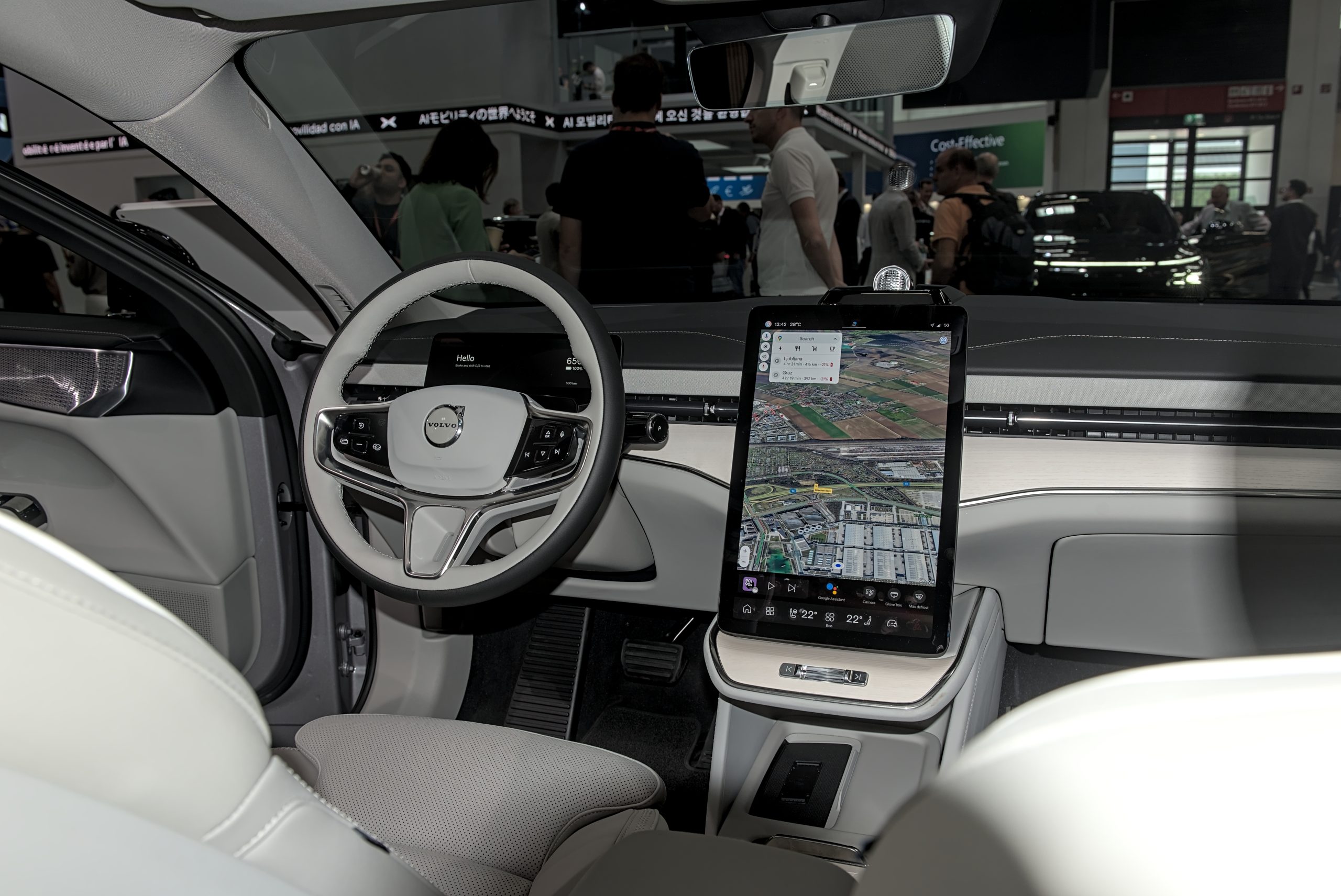 Interiér Volvo ES90 s vertikálním dotykovým displejem a Google Maps