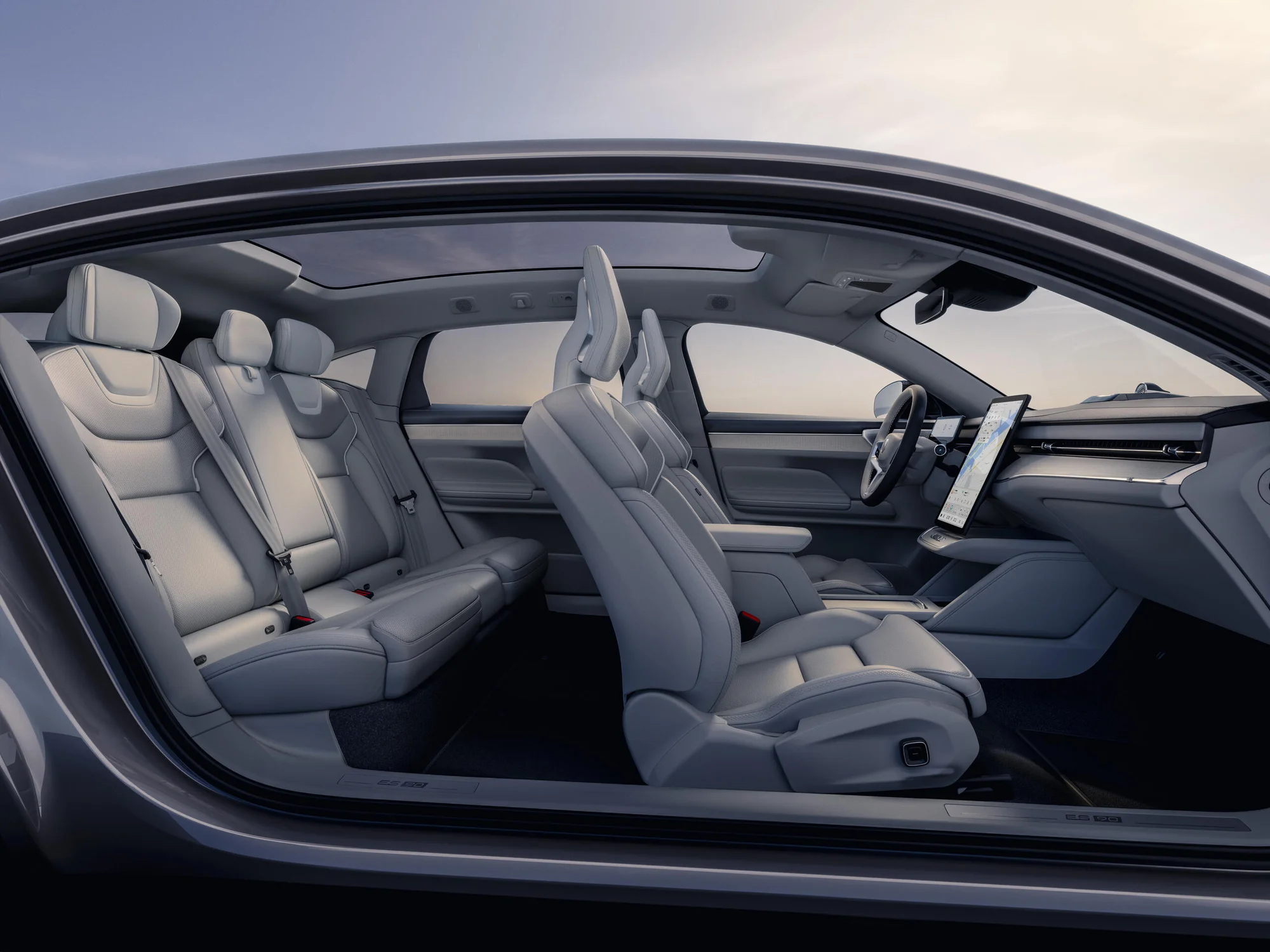 Interiér Volvo ES90 s předními a zadními sedadly k pasáži o prostoru pro cestující vzadu
