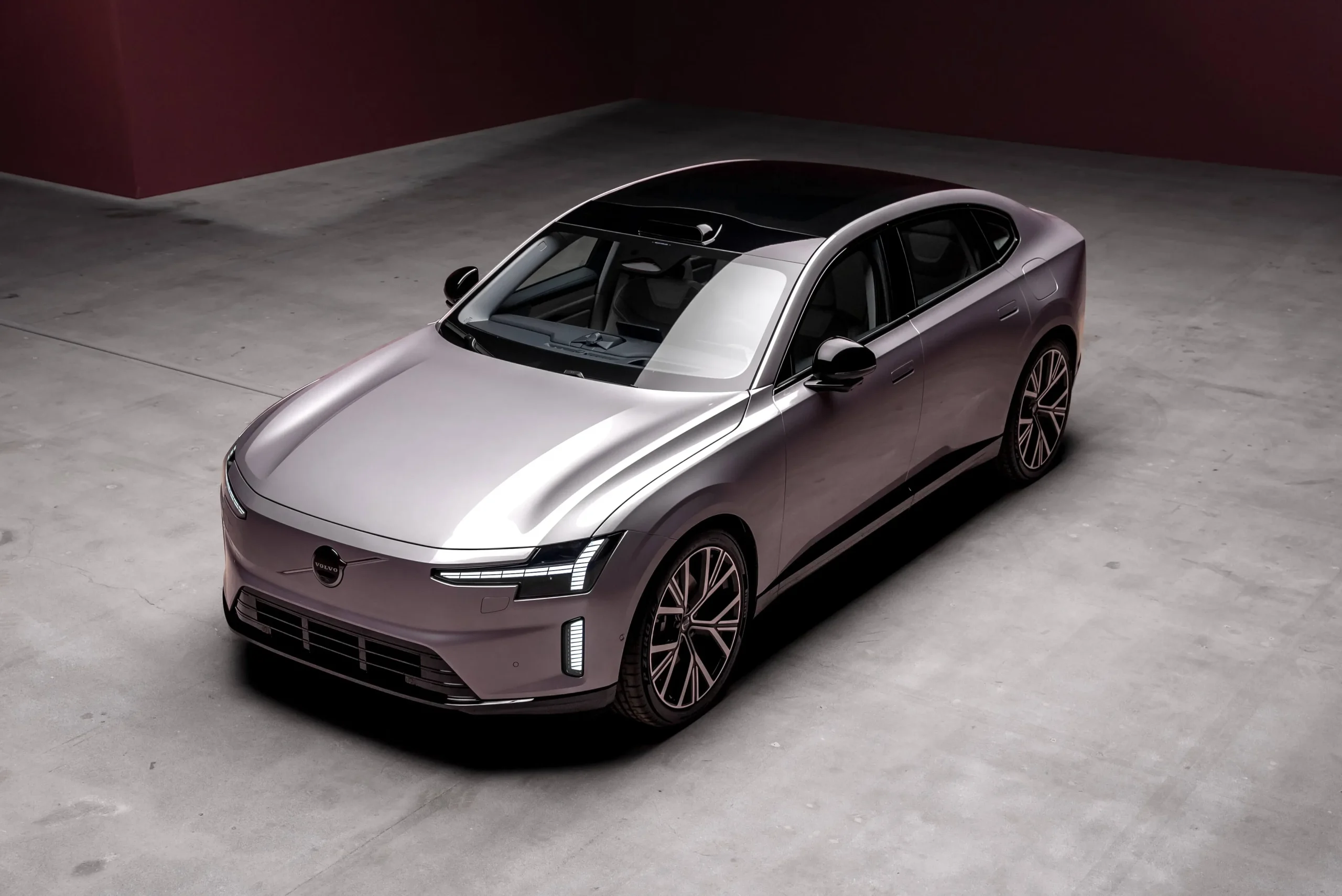 Volvo ES90 z tříčtvrtečního pohledu zepředu shora, pětimetrová karoserie