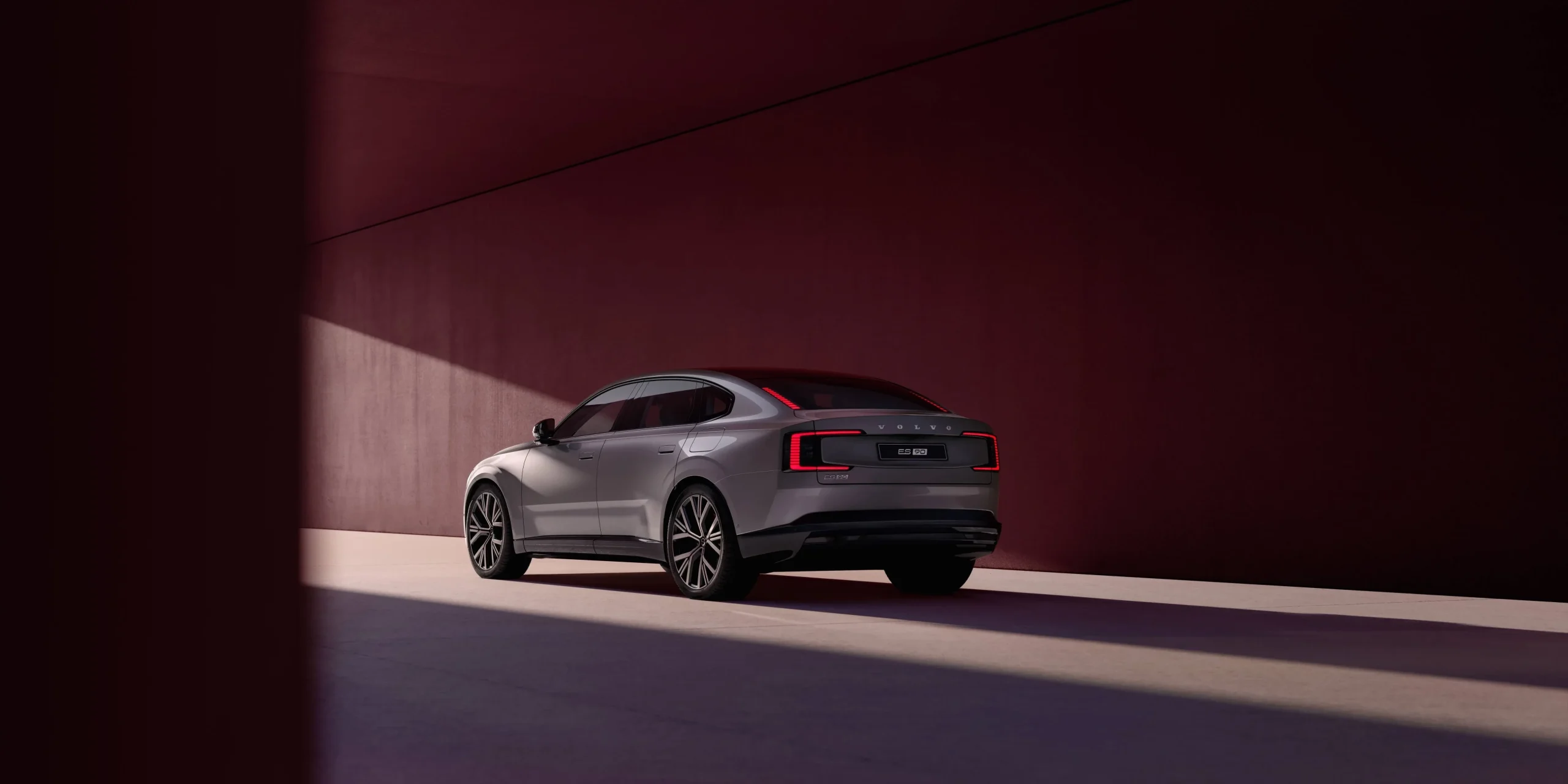 Zadní část Volvo ES90 s vertikálními světly a nápisem ES90