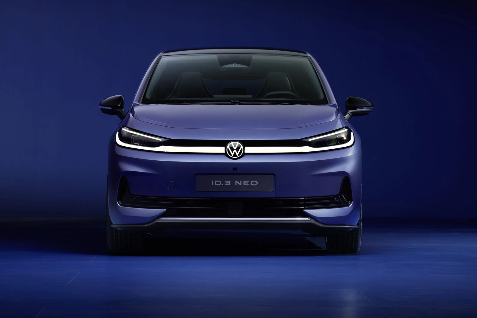 Modrý Volkswagen ID.3 Neo zepředu ve studiu