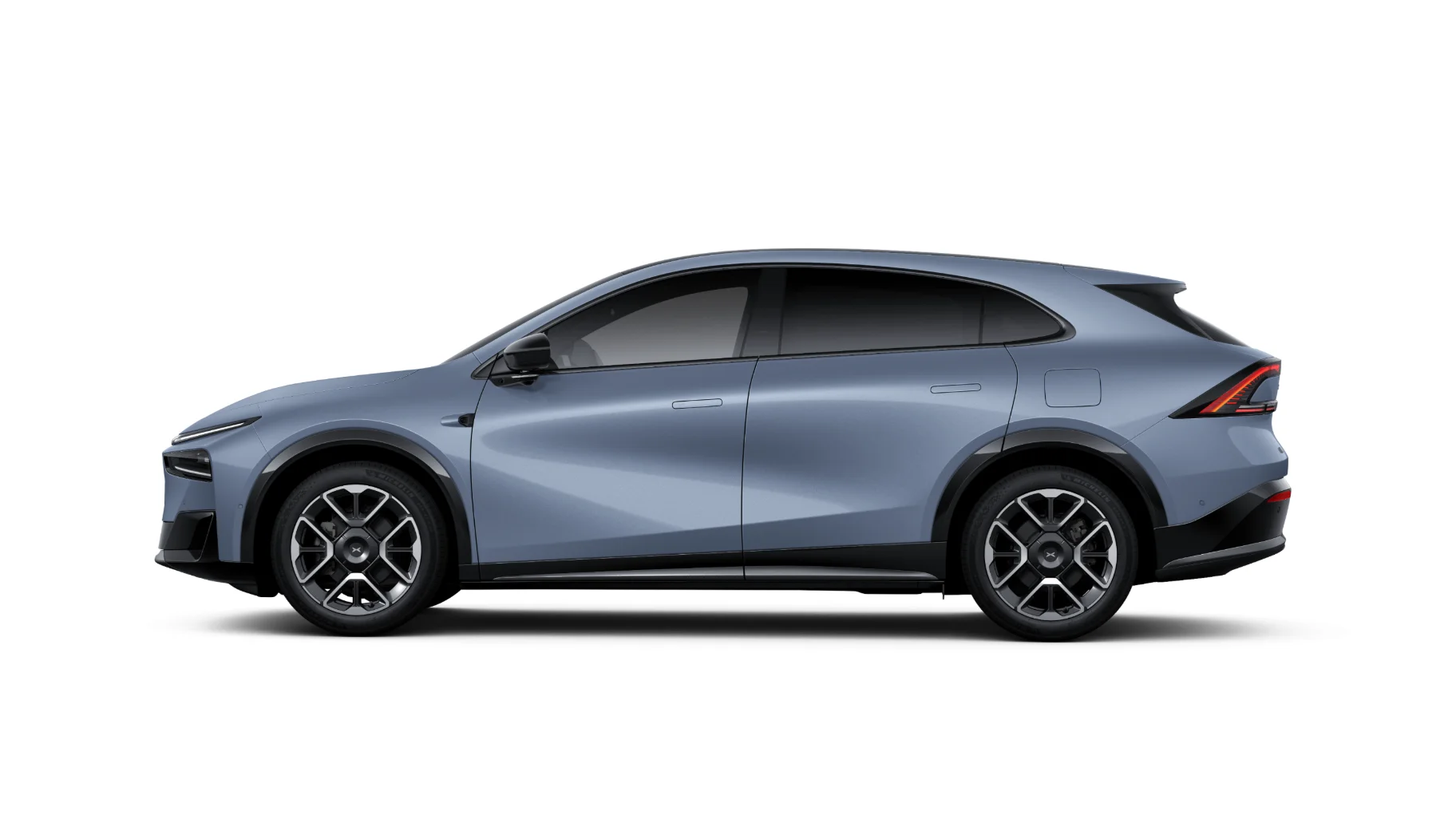 XPeng G7 z boku ve studiu, profil SUV kupe