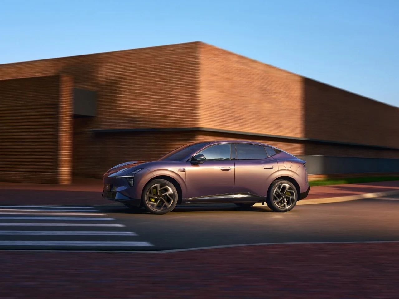 XPENG L03 SUV kupé během jízdy