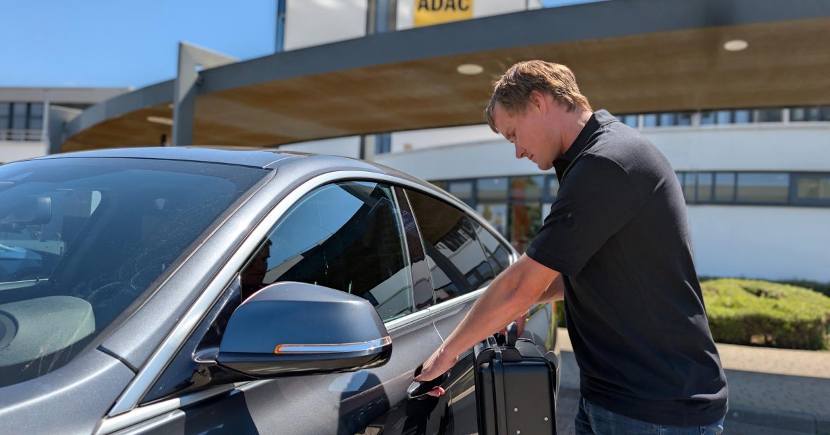 Technik ADAC otevírá auto pomocí kufříku se zesilovačem signálu klíče