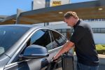 Technik ADAC otevírá auto pomocí kufříku se zesilovačem signálu klíče