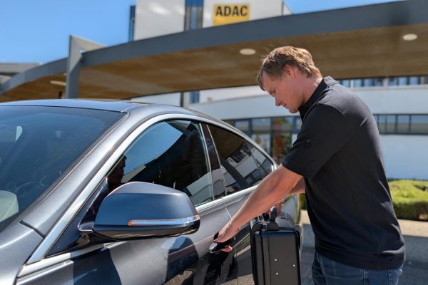 Technik ADAC otevírá auto pomocí kufříku se zesilovačem signálu klíče