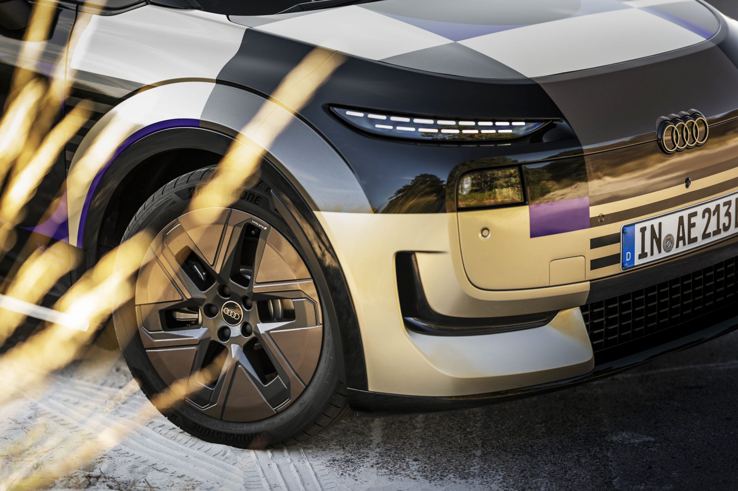 Aerodynamické kolo a světlomet Audi A2 e-tron zblízka