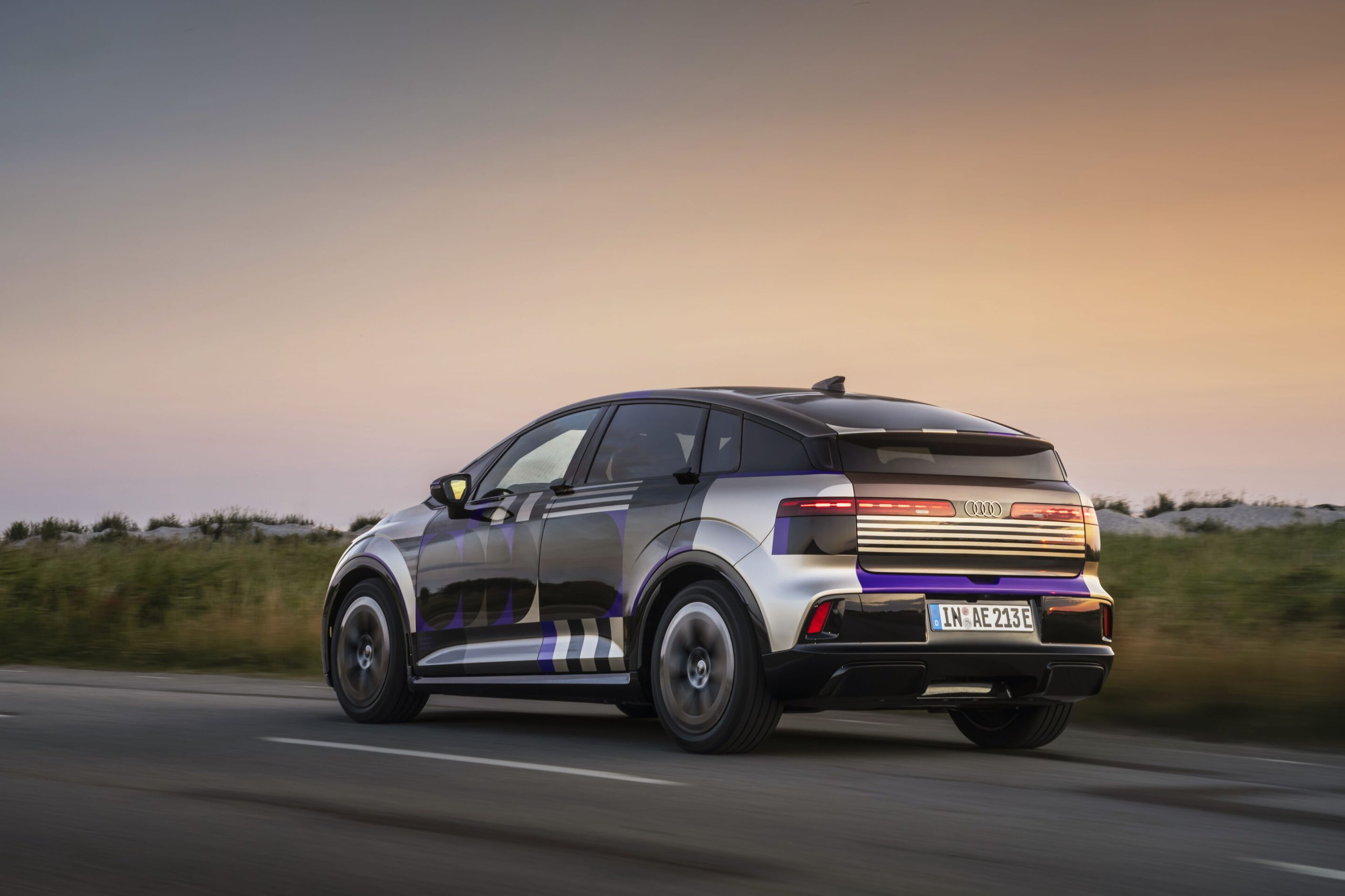 Boční profil Audi A2 e-tron s klesající střechou a děleným zadním oknem