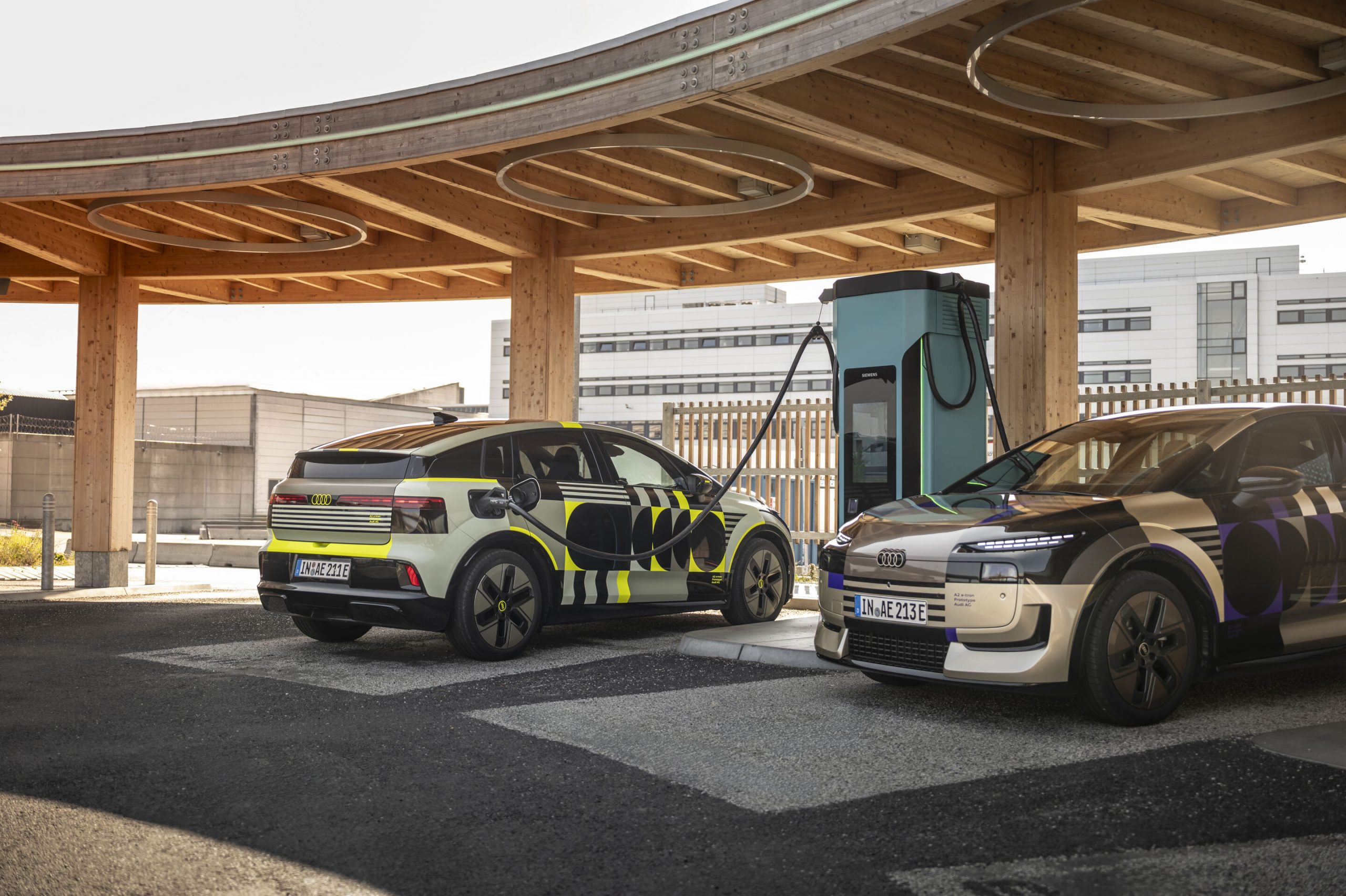 Dva prototypy Audi A2 e-tron u nabíjecí stanice