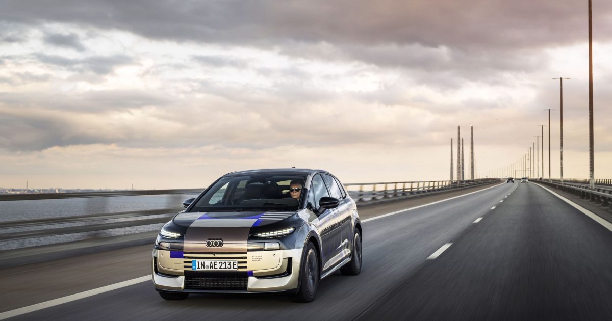 Audi A2 e-tron v lehké kamufláži při jízdě přes Oresundský most