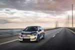 Audi A2 e-tron v lehké kamufláži při jízdě přes Oresundský most
