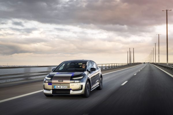 Audi A2 e-tron v lehké kamufláži při jízdě přes Oresundský most