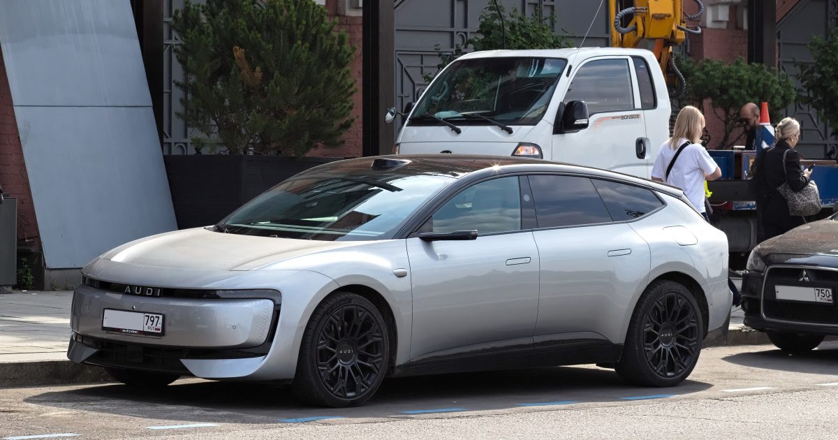 AUDI E5 Sportback zaparkované na městské ulici mimo Čínu