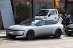 AUDI E5 Sportback zaparkované na městské ulici mimo Čínu
