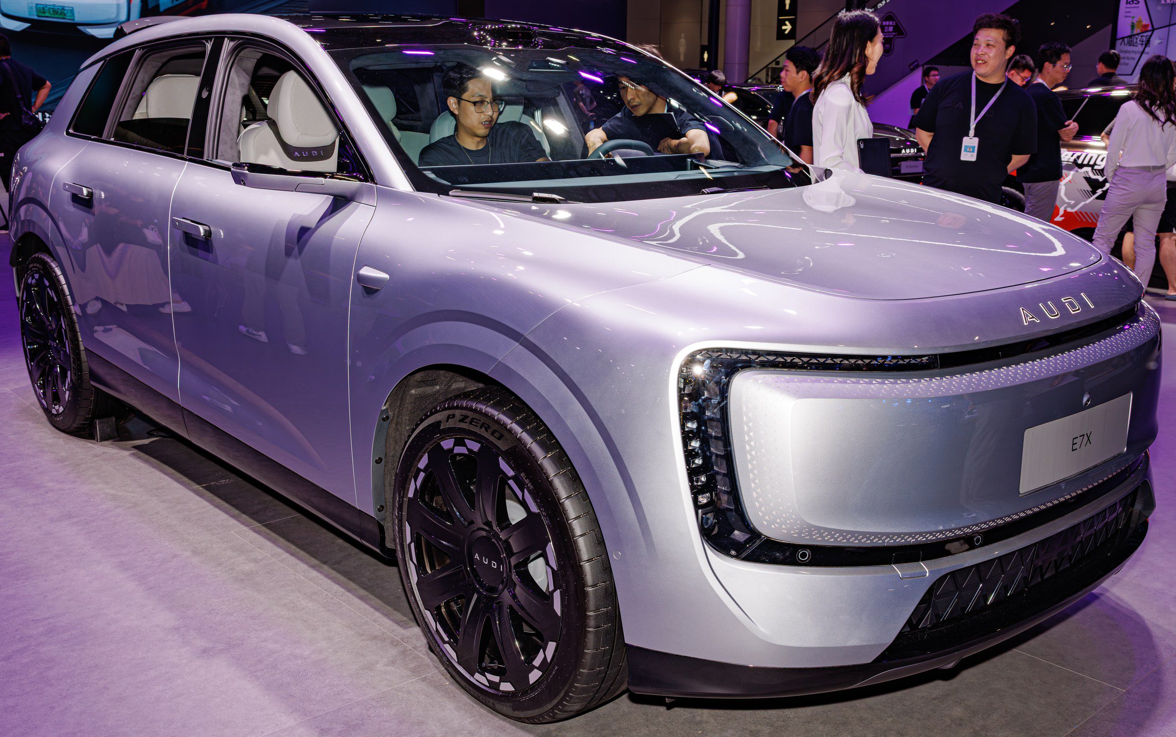 Elektrické SUV AUDI E7X na autosalonu, nápis AUDI místo loga se čtyřmi kruhy
