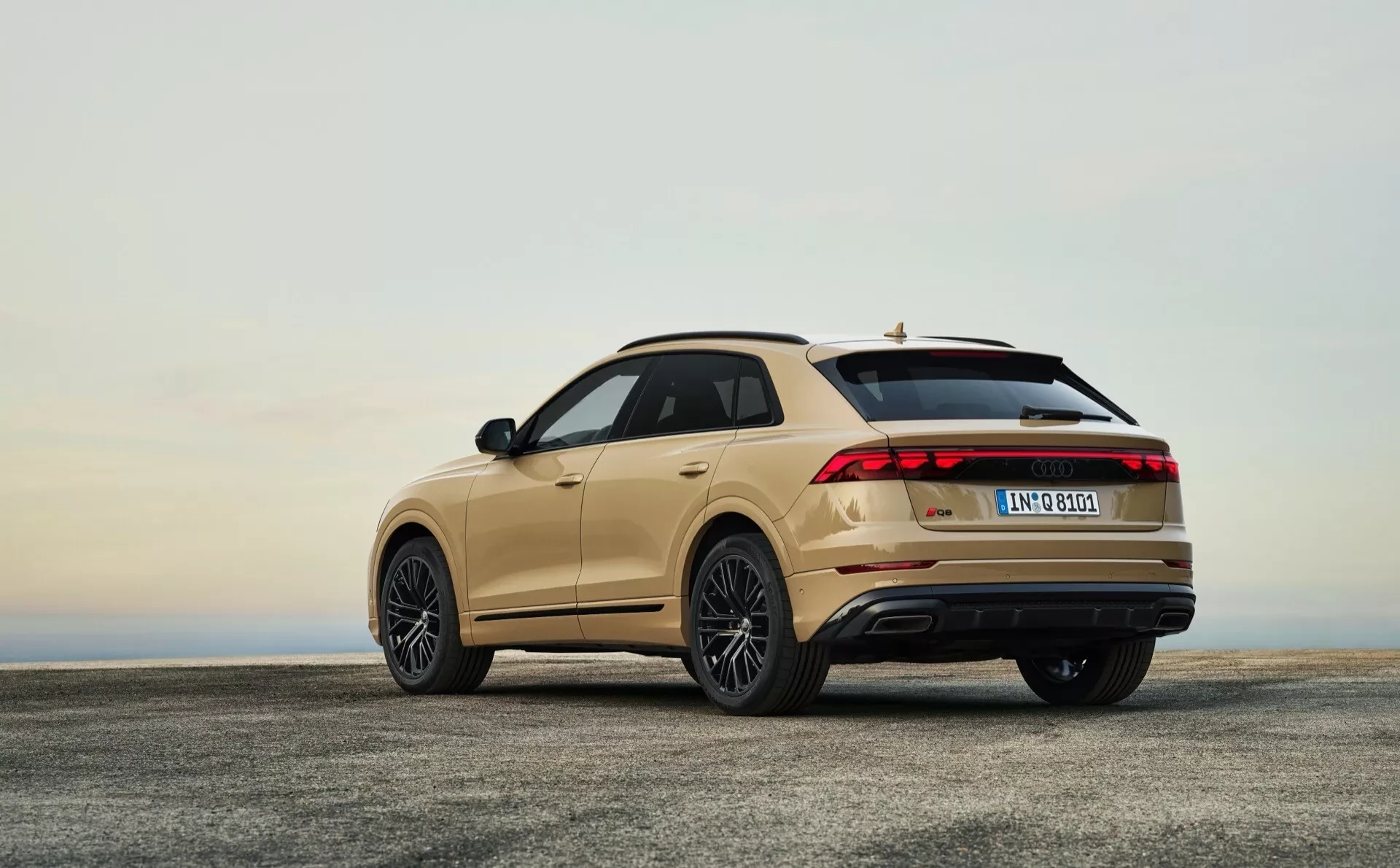 Aktuální Audi Q8 po modernizaci z roku 2023 při pohledu zezadu