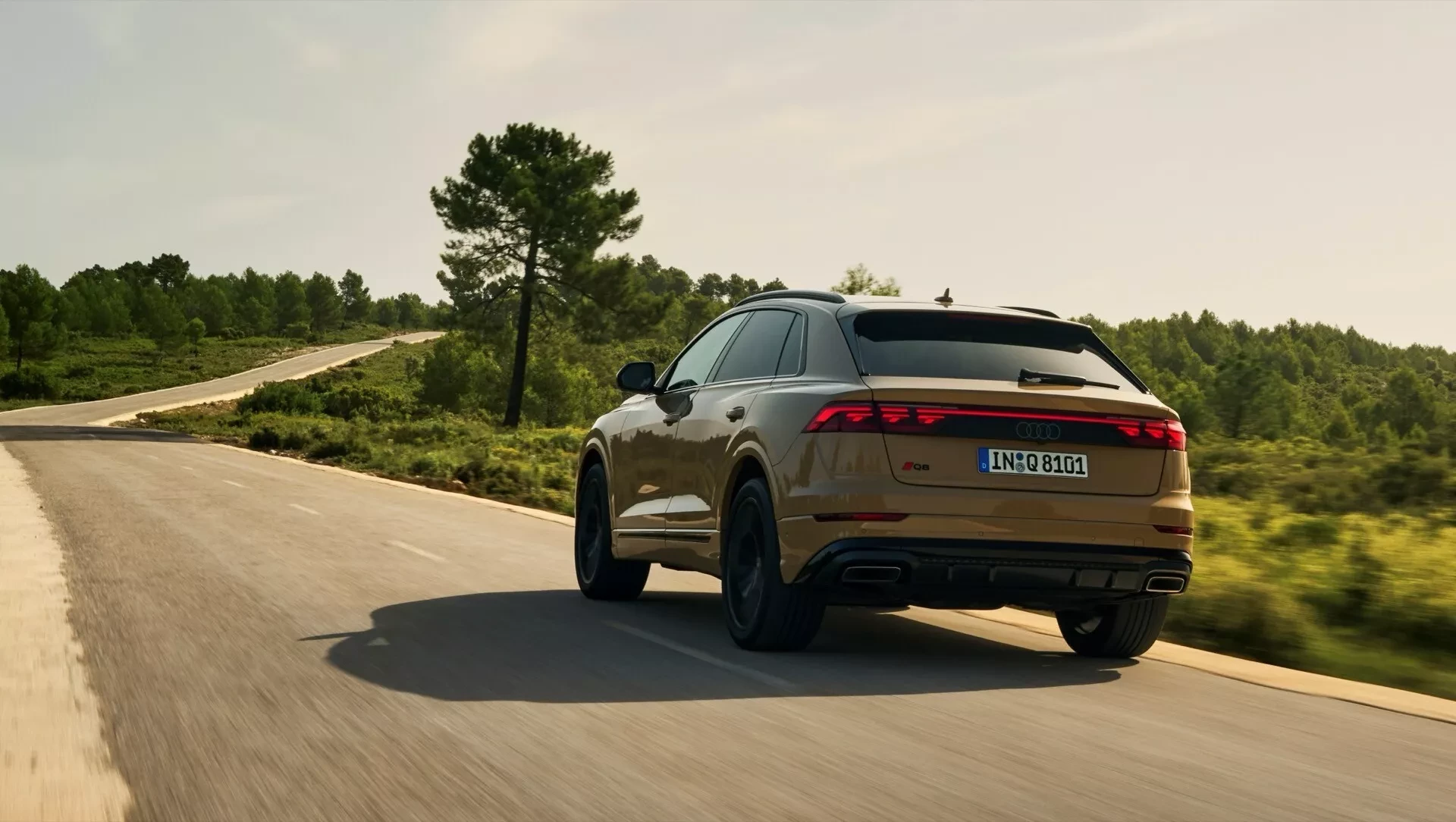 Současné Audi Q8 za jízdy