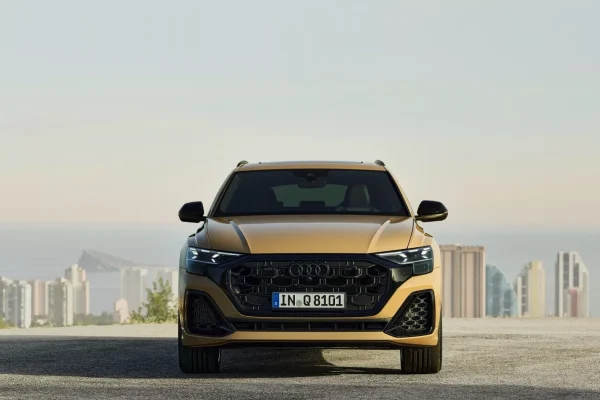 Současné Audi Q8 při pohledu zepředu