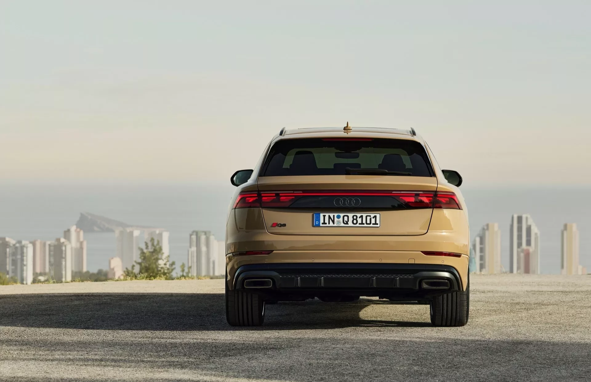 Současné Audi Q8 při pohledu zezadu