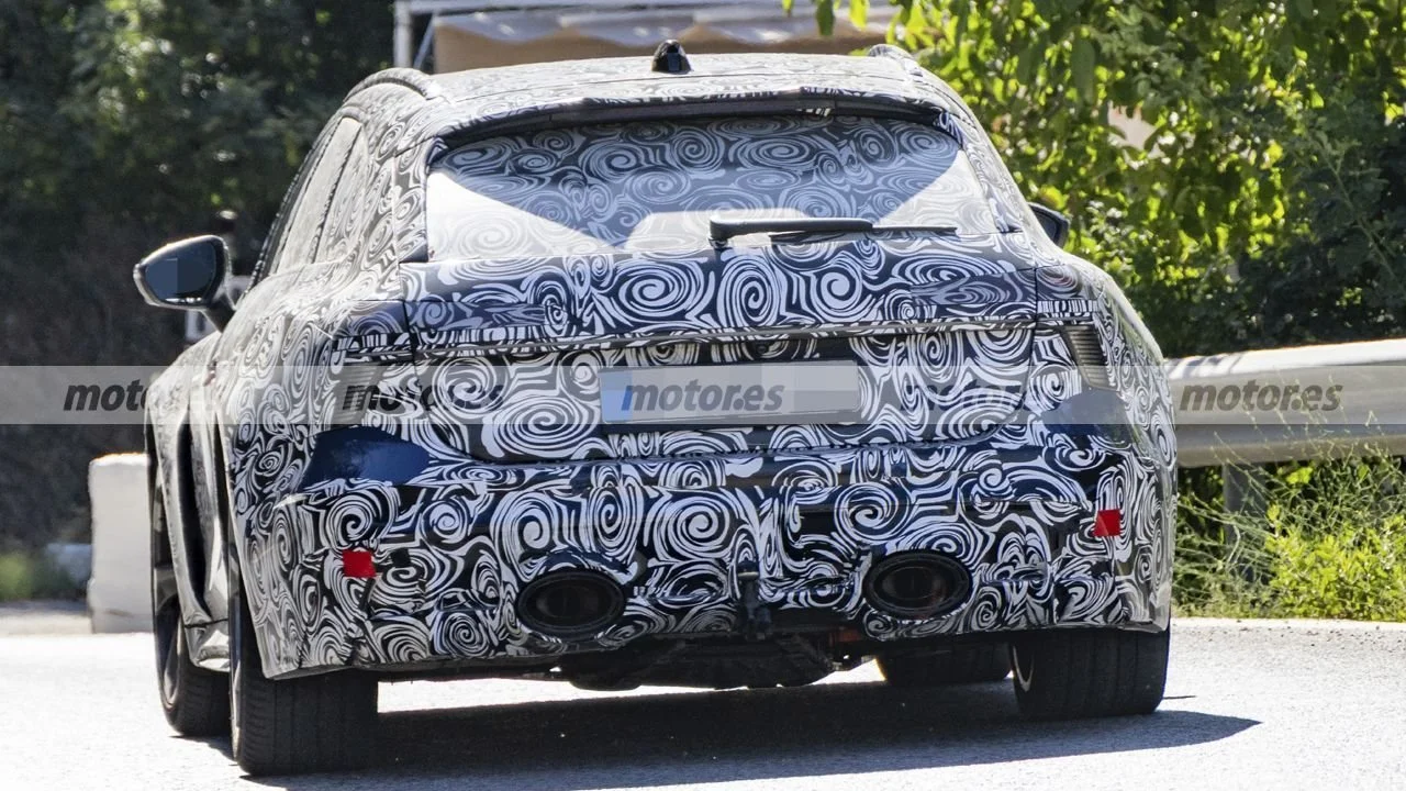 Zadní část maskovaného prototypu Audi RS 6 s dvojicí koncovek výfuku
