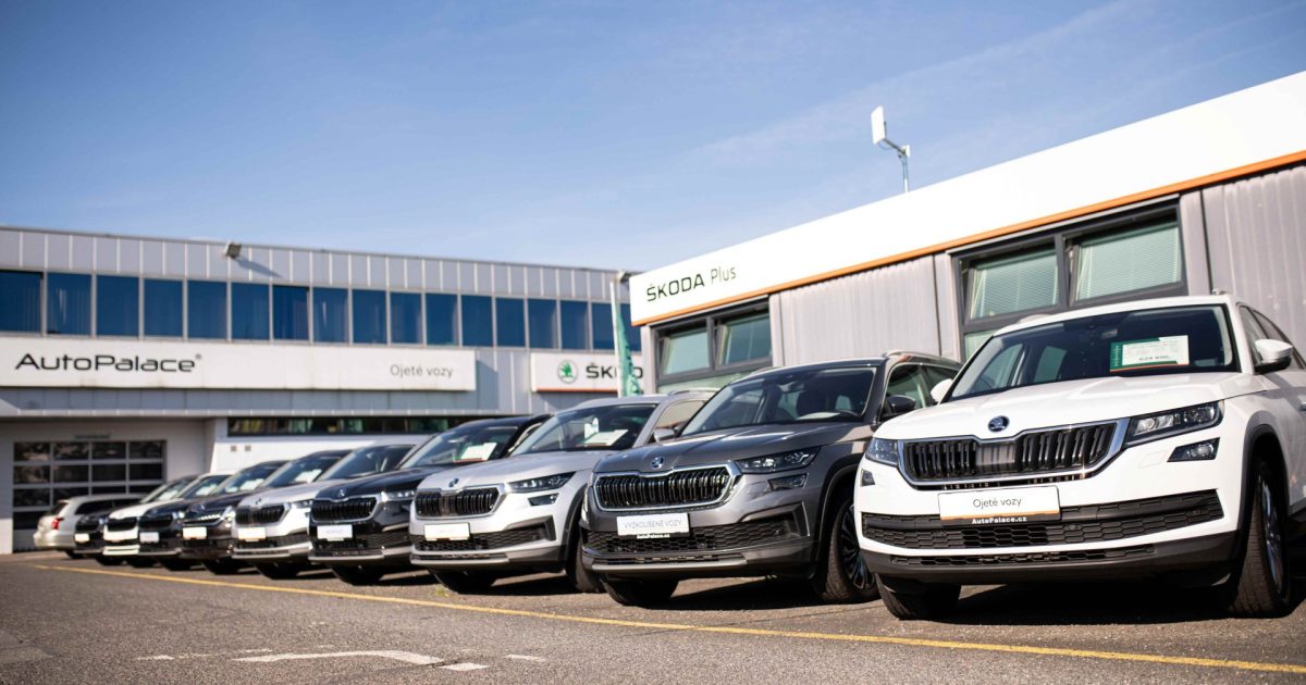 Vozy Škoda před autocentrem AutoPalace