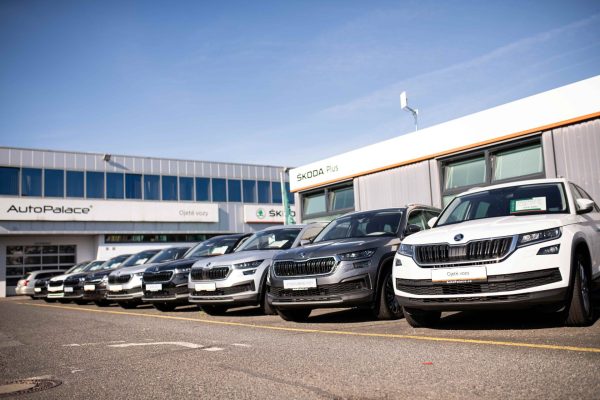 Vozy Škoda před autocentrem AutoPalace