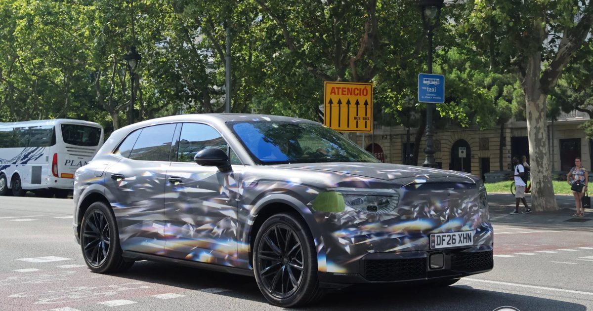 Maskovaný prototyp elektrického SUV Bentley Torcal zepředu