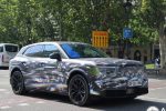 Maskovaný prototyp elektrického SUV Bentley Torcal zepředu