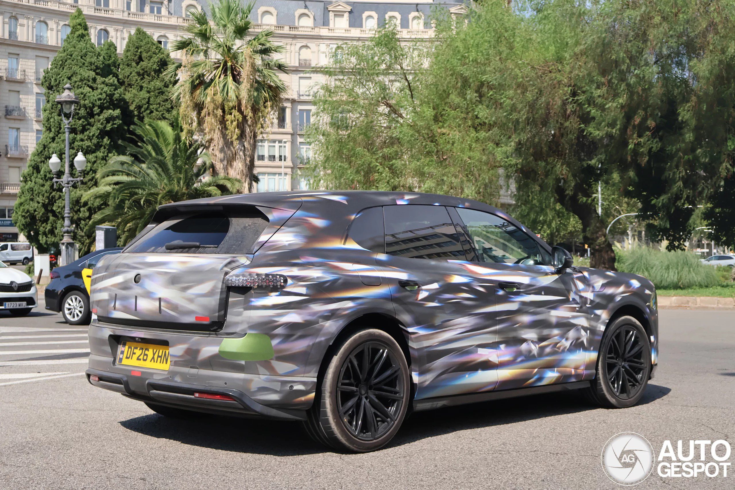 Maskovaný prototyp Bentley Torcal ze zadní tříčtvrteční perspektivy