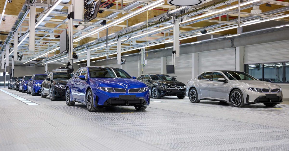 Elektrické sedany BMW i3 na montážní lince v mnichovské továrně BMW Group