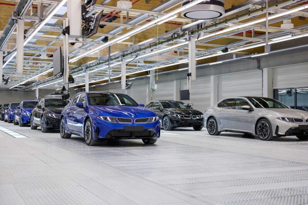 Elektrické sedany BMW i3 na montážní lince v mnichovské továrně BMW Group