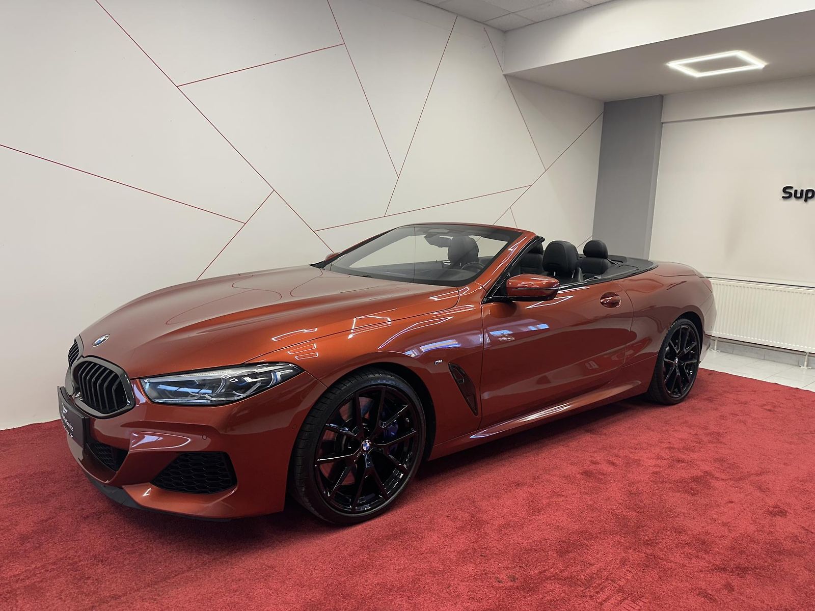 Oranžové BMW M850i Cabrio na prodejně, kabriolet z nabídky TipCars