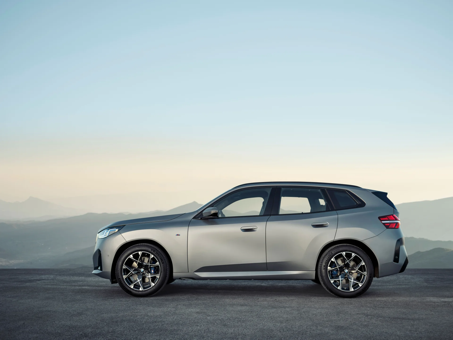 Boční profil BMW X3 G45 s délkou 4755 mm