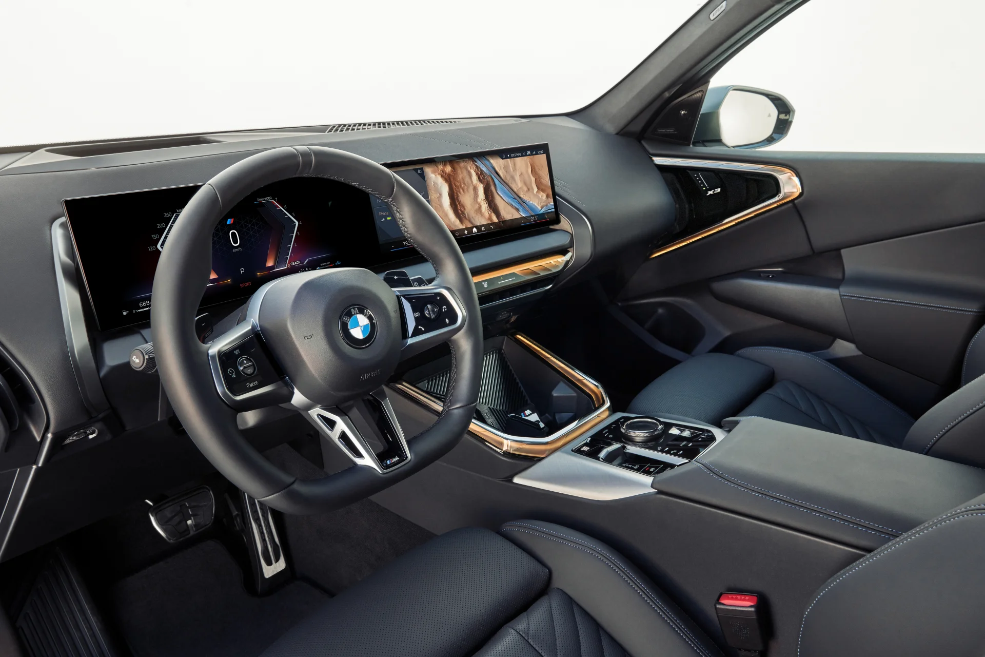 Kokpit BMW X3 G45 s otočným ovladačem iDrive na středovém tunelu