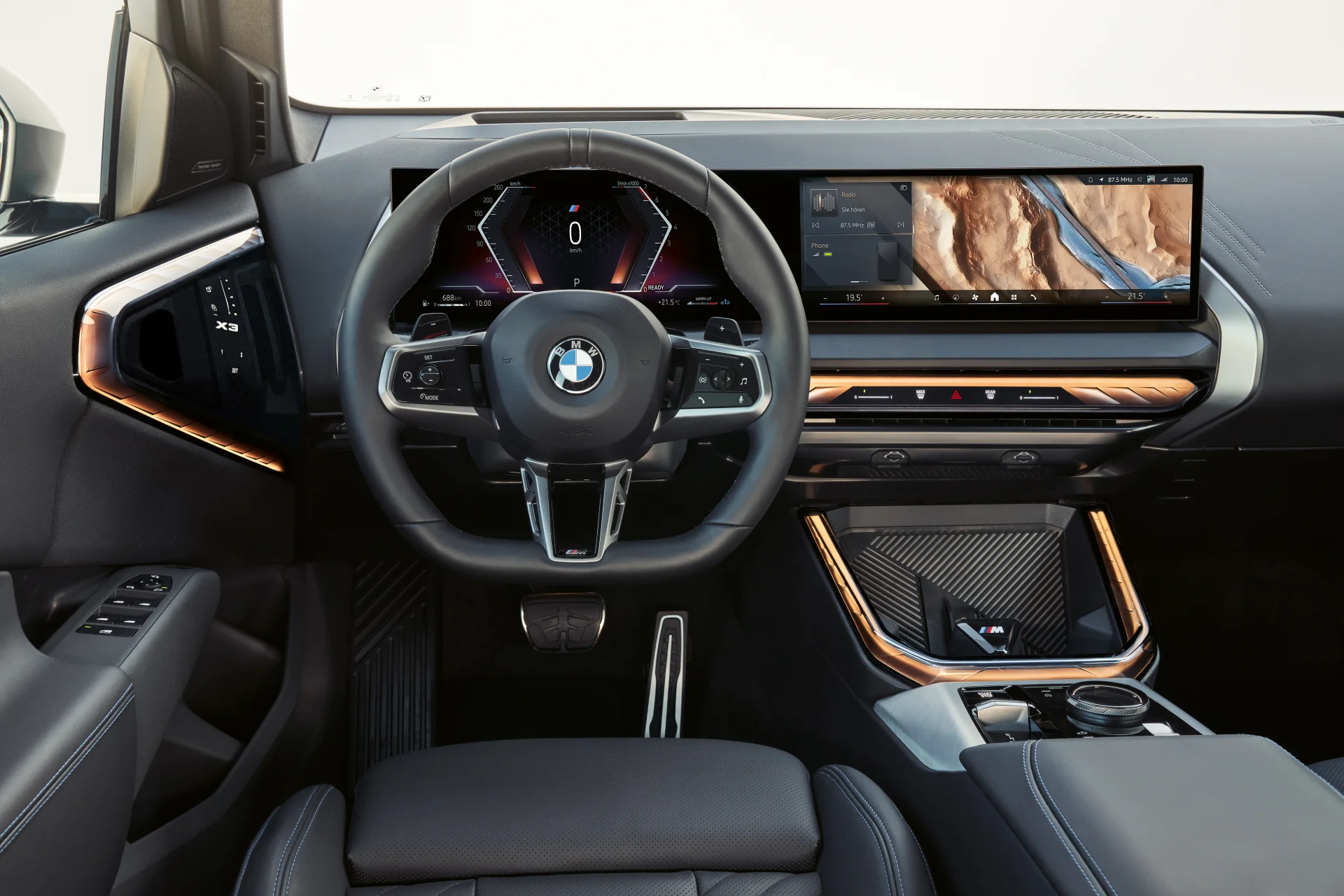 Palubní deska BMW X3 G45 se zakřiveným displejem a Interaction Bar
