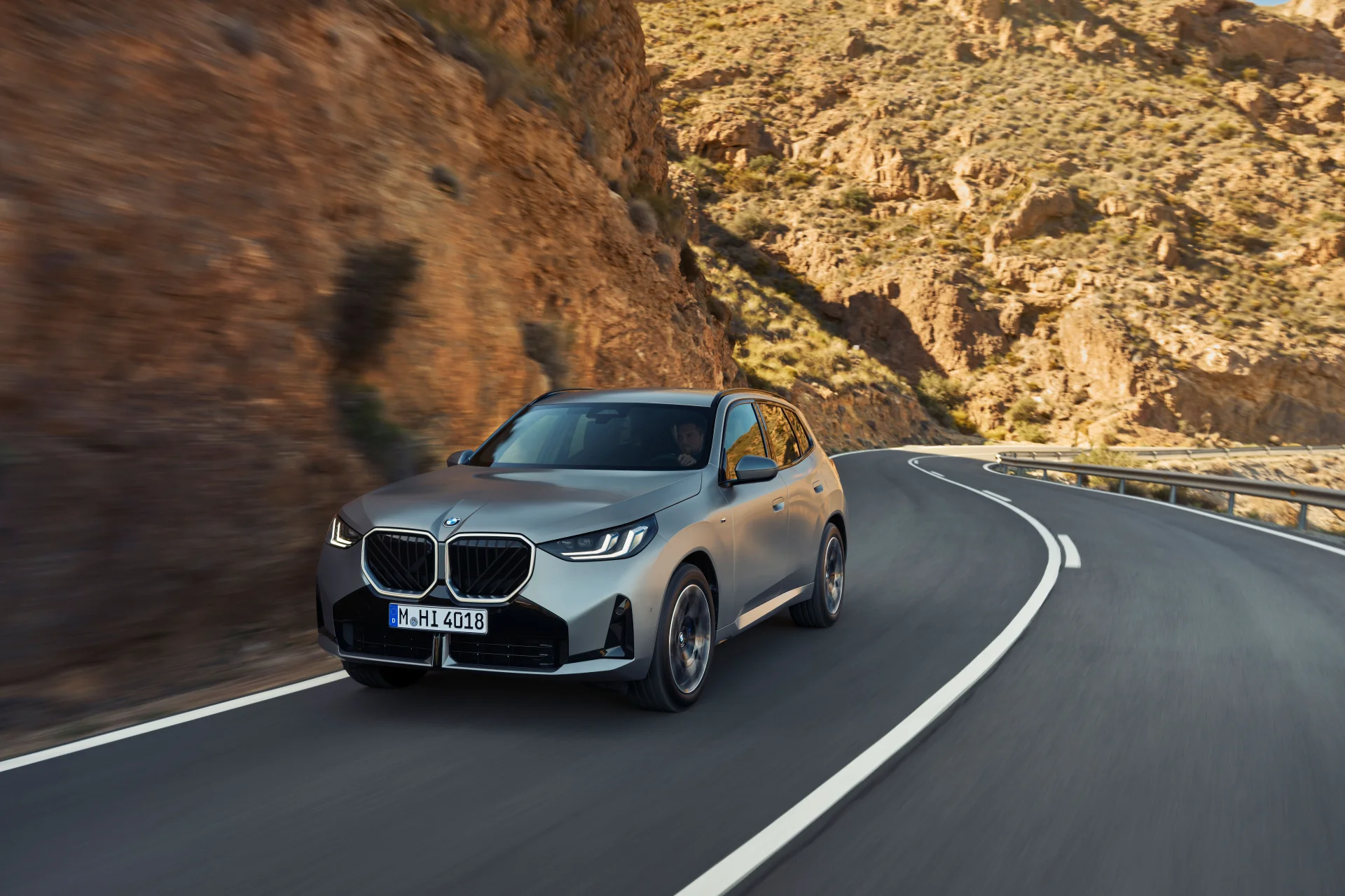 BMW X3 G45 v zatáčce na horské silnici