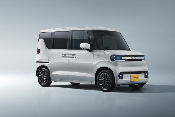 BYD Racco, elektrická kei car, přední tříčtvrteční pohled ve studiu