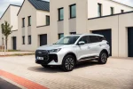 Stříbrné SUV Chery Tiggo 7 HEV zaparkované před budovou