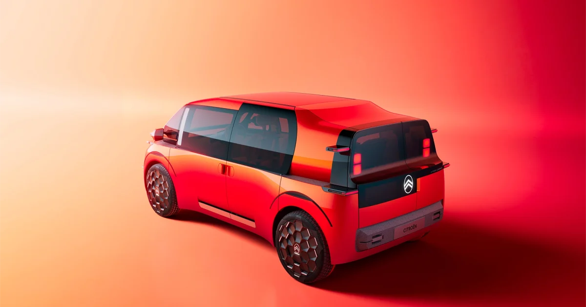 Červený koncept Citroën ELO při pohledu zezadu z boku