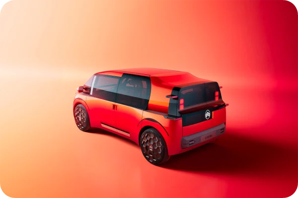 Červený koncept Citroën ELO při pohledu zezadu z boku