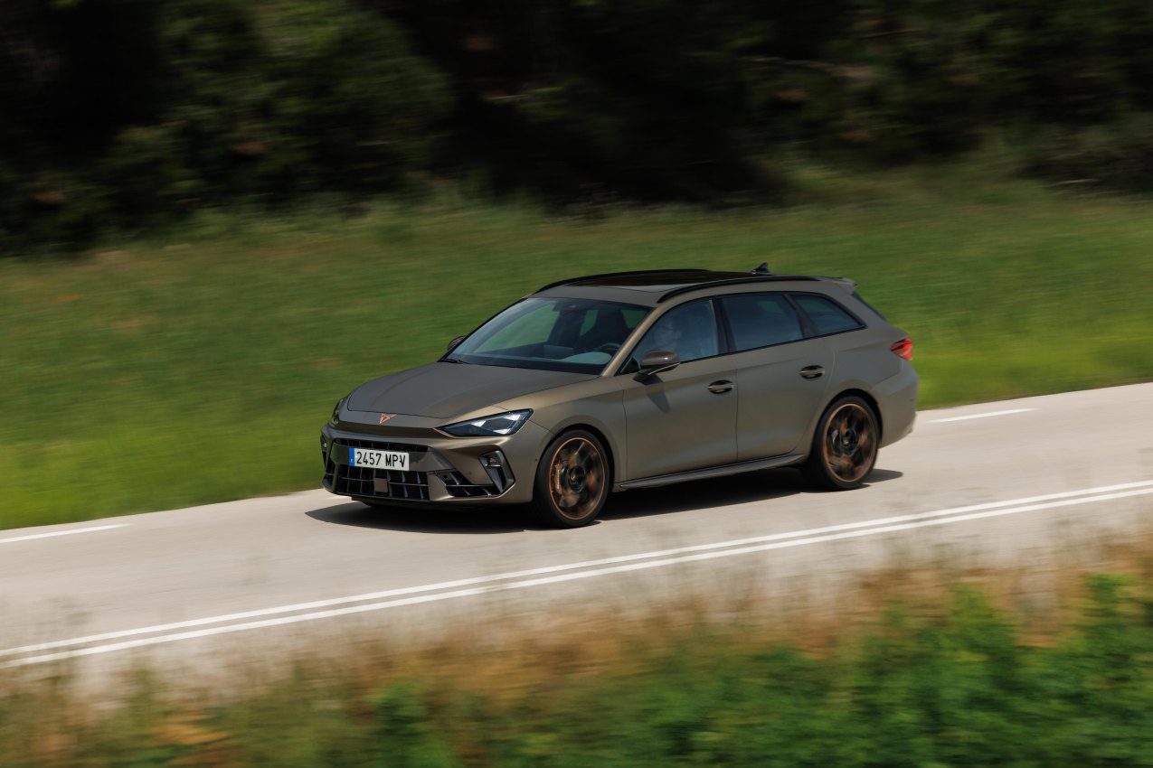 CUPRA Leon Sportstourer v bronzovém laku na silnici
