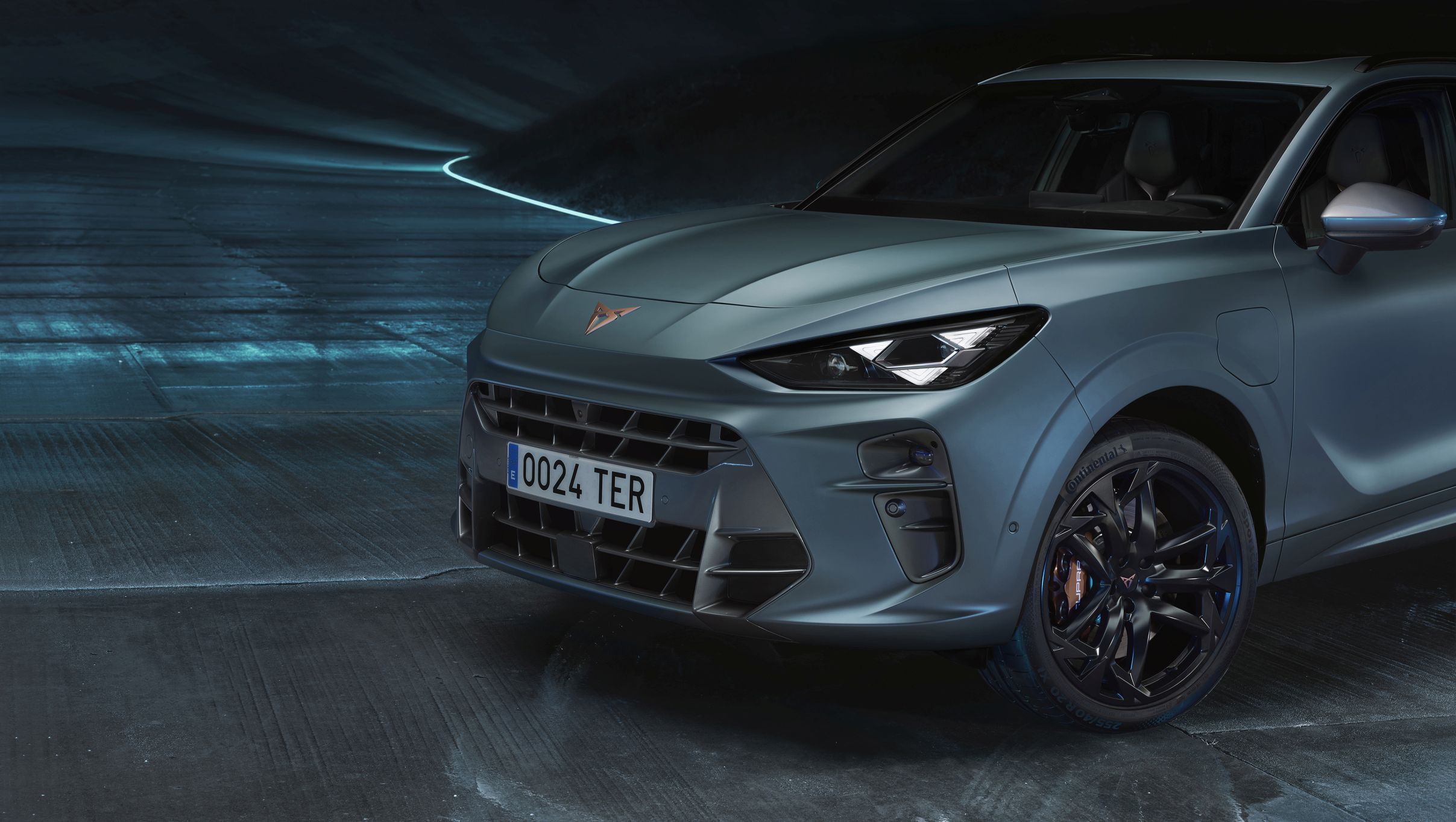 Detail přední masky CUPRA Terramar se světelným podpisem