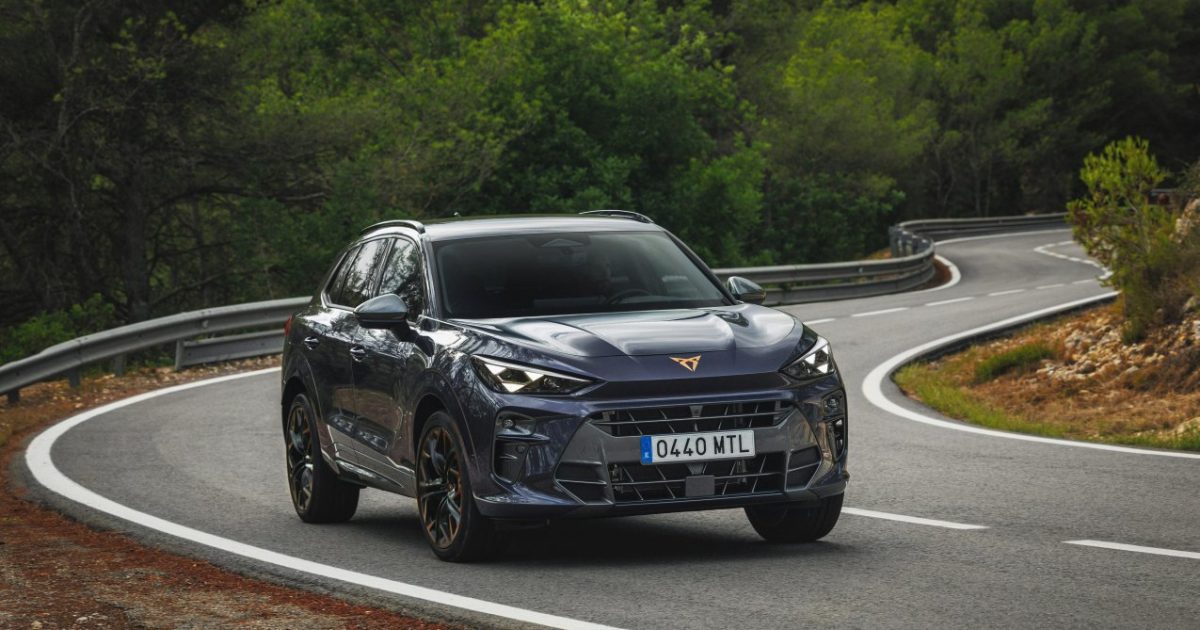 CUPRA Terramar v tmave modrem laku v zatacce horske silnice