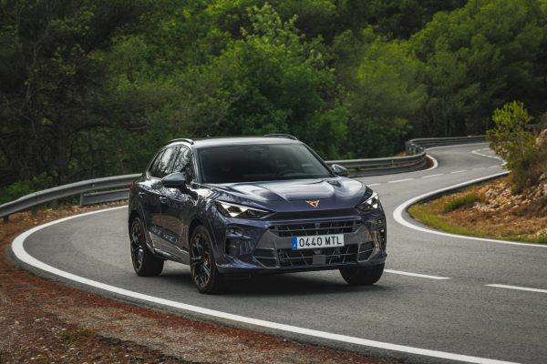 CUPRA Terramar v tmave modrem laku v zatacce horske silnice
