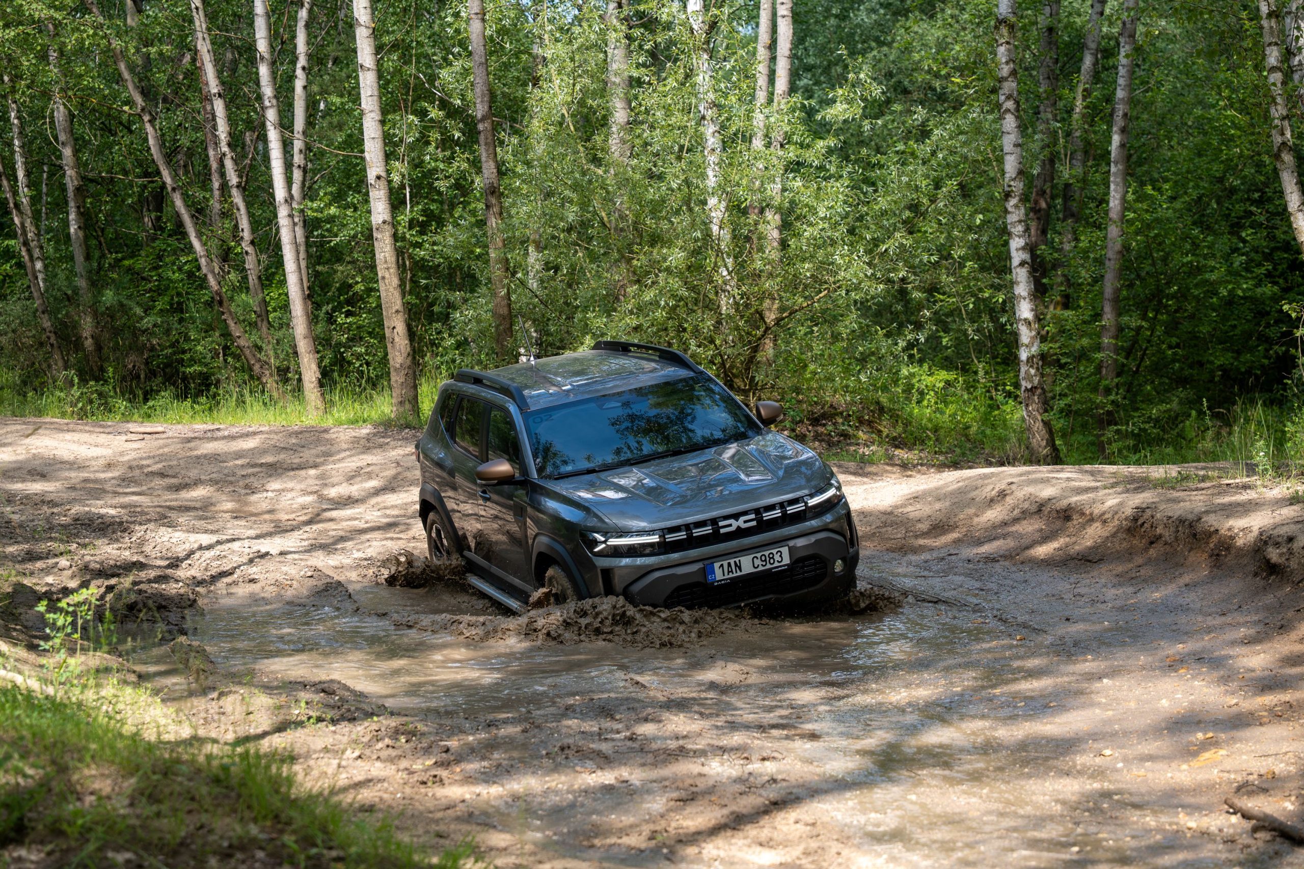 Dacia Duster hybrid 150 4x4 projíždí bahnem