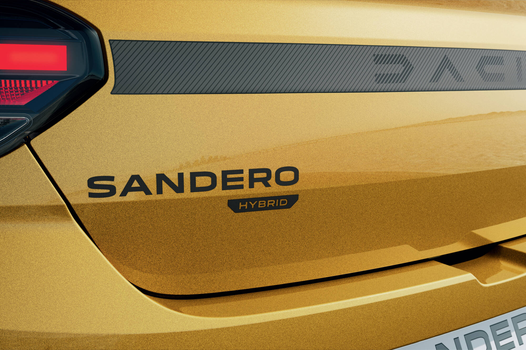 Označení SANDERO HYBRID na zádi vozu Dacia Sandero