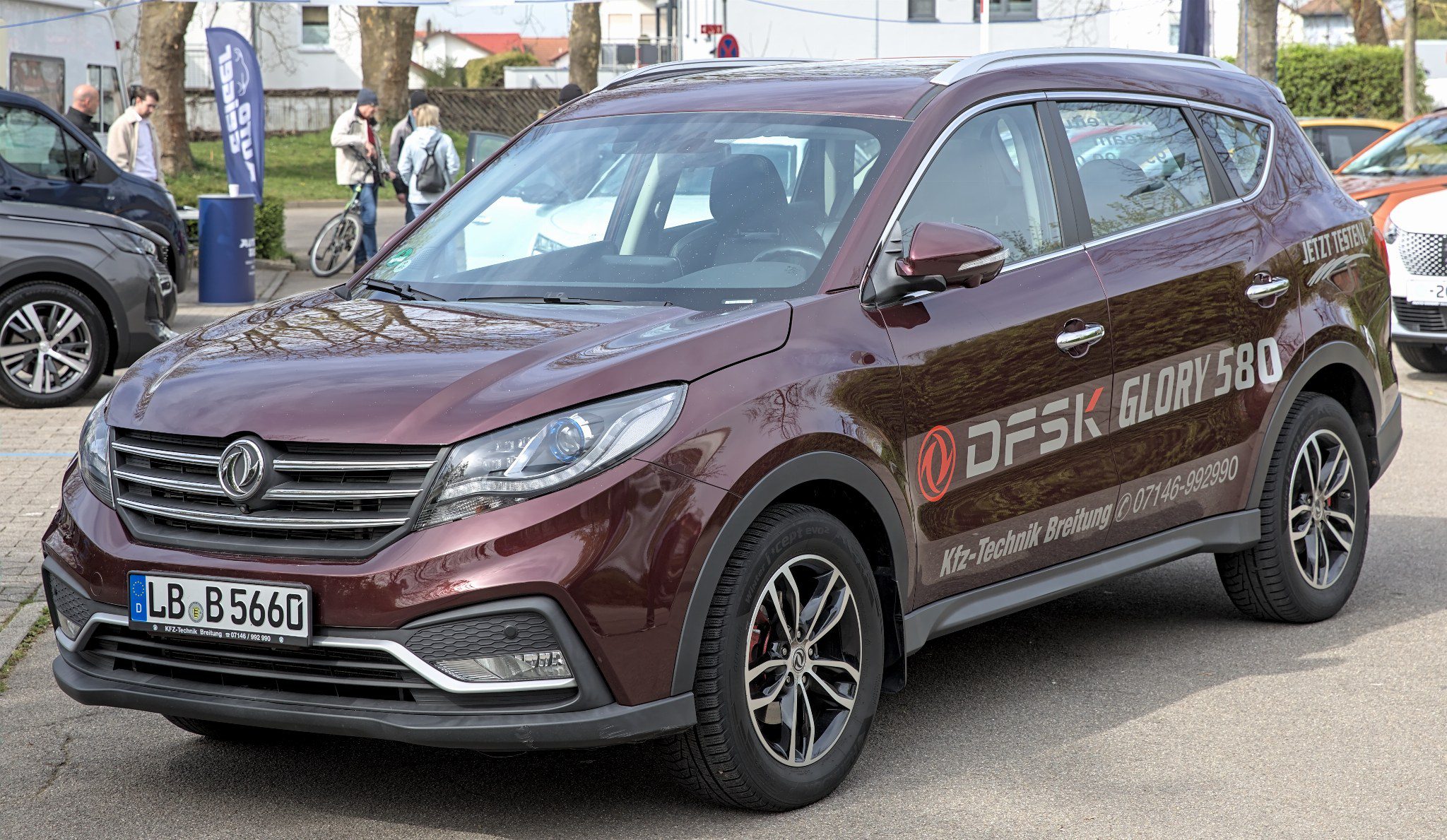 DFSK Glory 580 z boku, sedmimístné čínské SUV na německé registrační značce