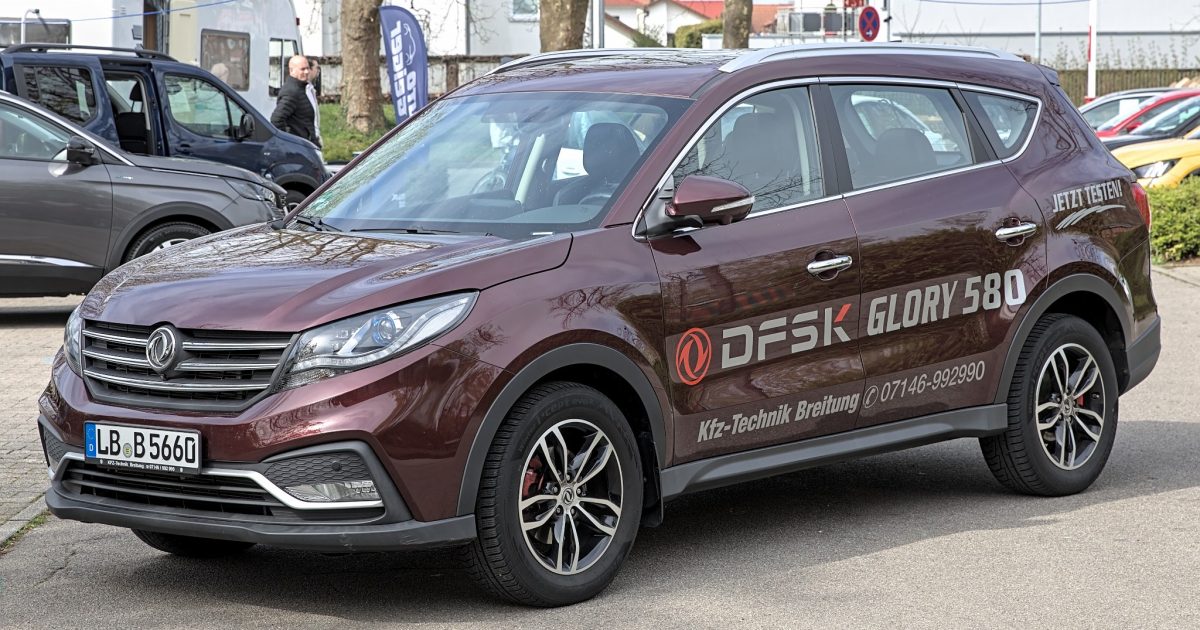 DFSK Glory 580 zepředu, čínské sedmimístné SUV na německé registrační značce