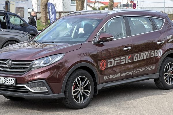 DFSK Glory 580 zepředu, čínské sedmimístné SUV na německé registrační značce