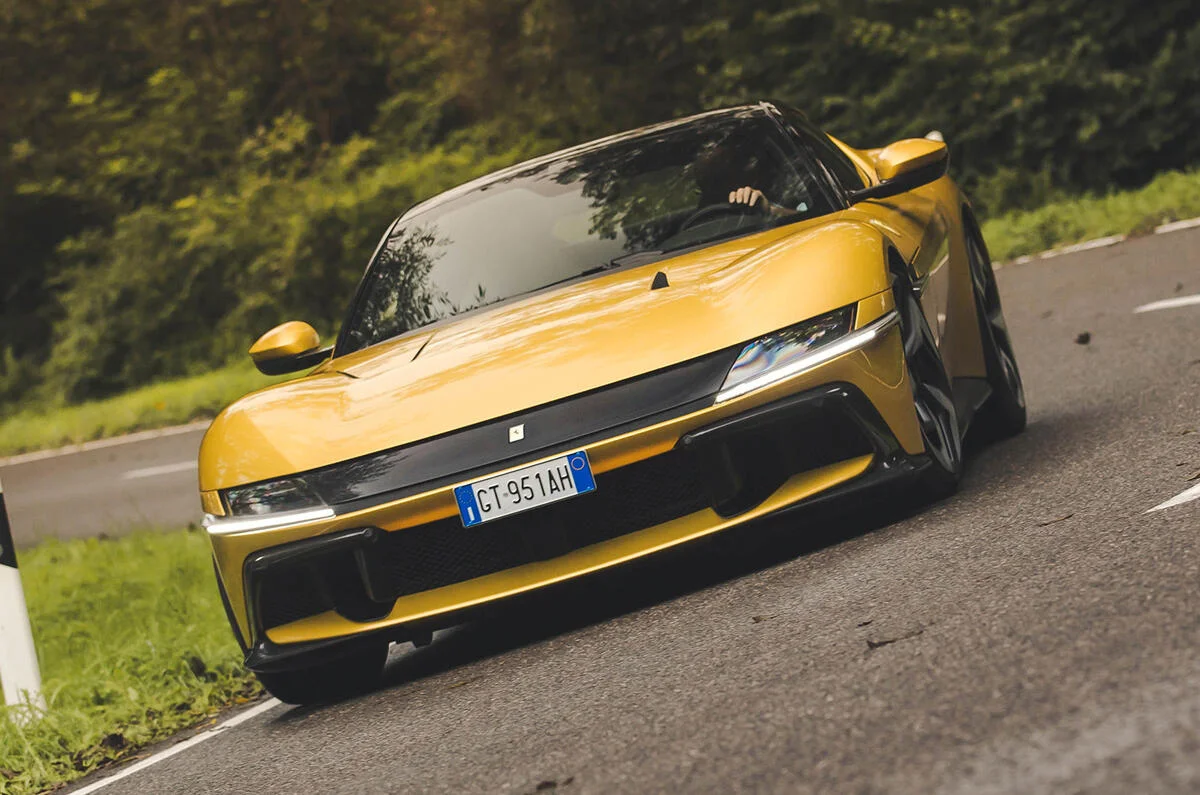 Žluté Ferrari 12Cilindri Spider s motorem V12 v jízdě po silnici
